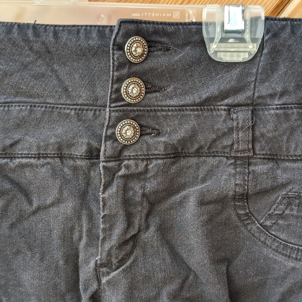 Black shorts - Picture 2 of 4